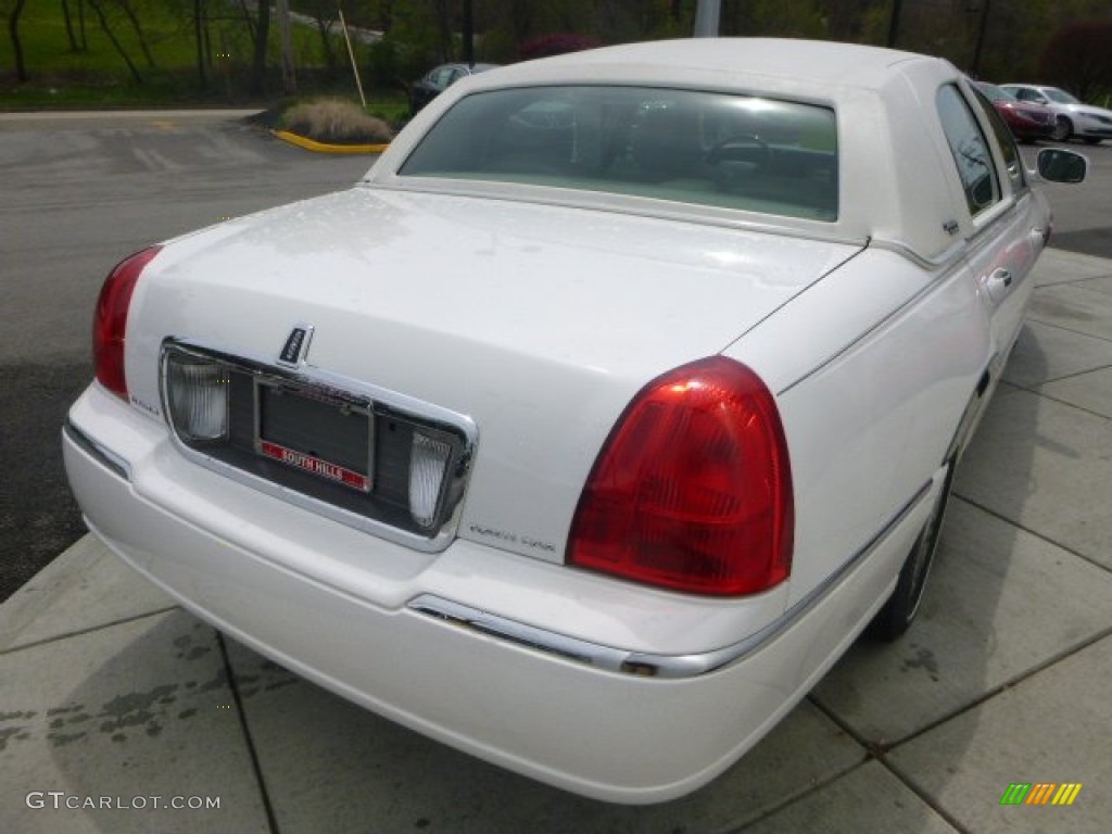 2007 Town Car Signature Limited - Vibrant White / Medium Light Stone photo #5