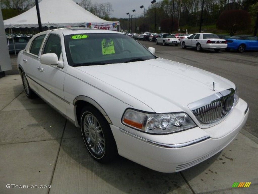 2007 Town Car Signature Limited - Vibrant White / Medium Light Stone photo #7