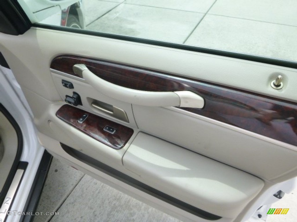 2007 Town Car Signature Limited - Vibrant White / Medium Light Stone photo #12