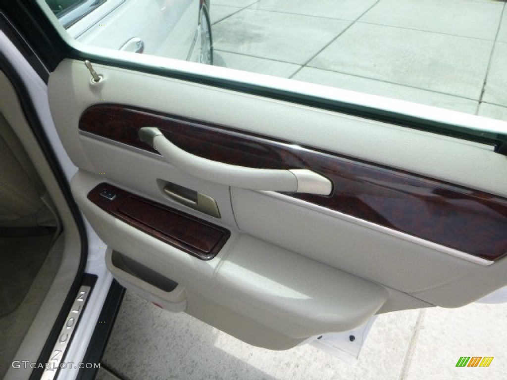 2007 Town Car Signature Limited - Vibrant White / Medium Light Stone photo #14