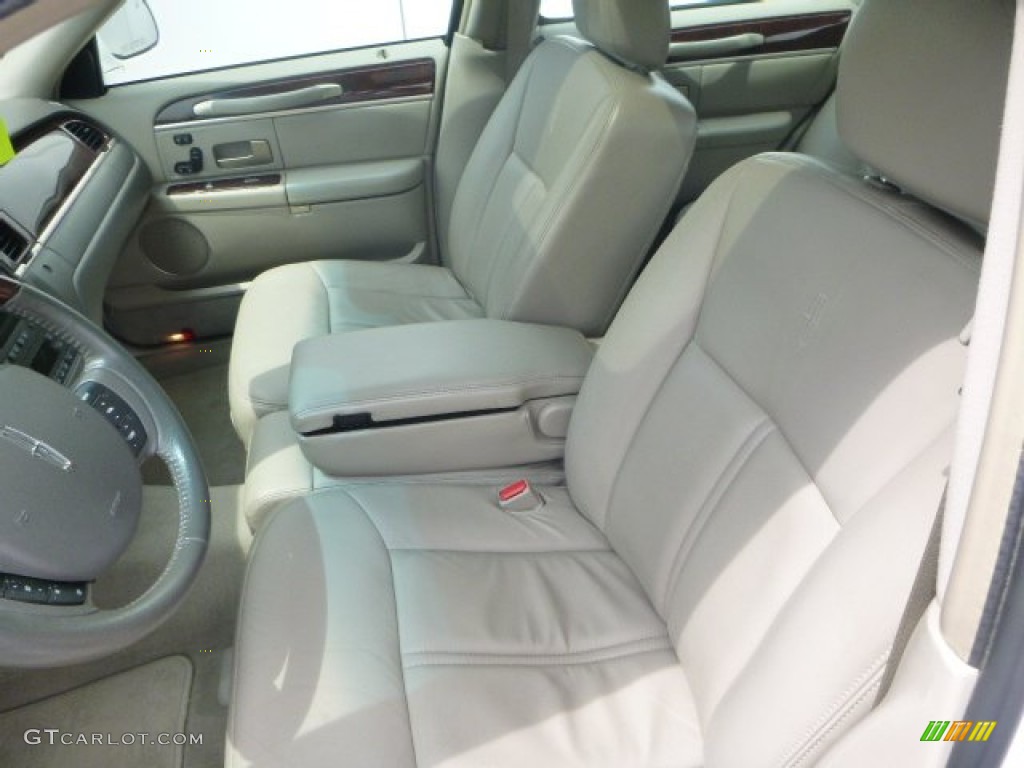 2007 Town Car Signature Limited - Vibrant White / Medium Light Stone photo #15