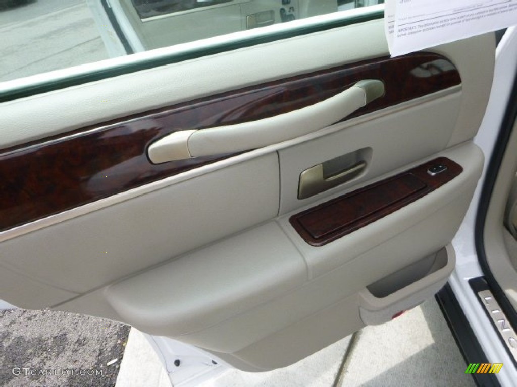 2007 Town Car Signature Limited - Vibrant White / Medium Light Stone photo #18