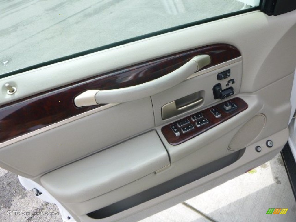 2007 Town Car Signature Limited - Vibrant White / Medium Light Stone photo #19