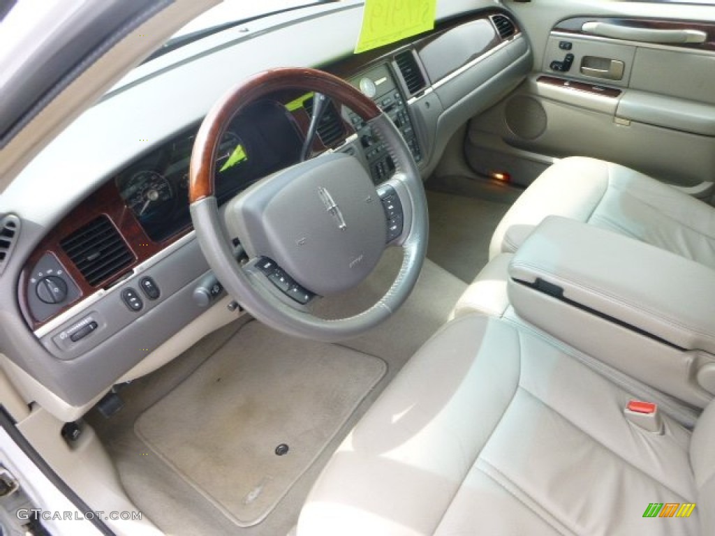 2007 Town Car Signature Limited - Vibrant White / Medium Light Stone photo #22