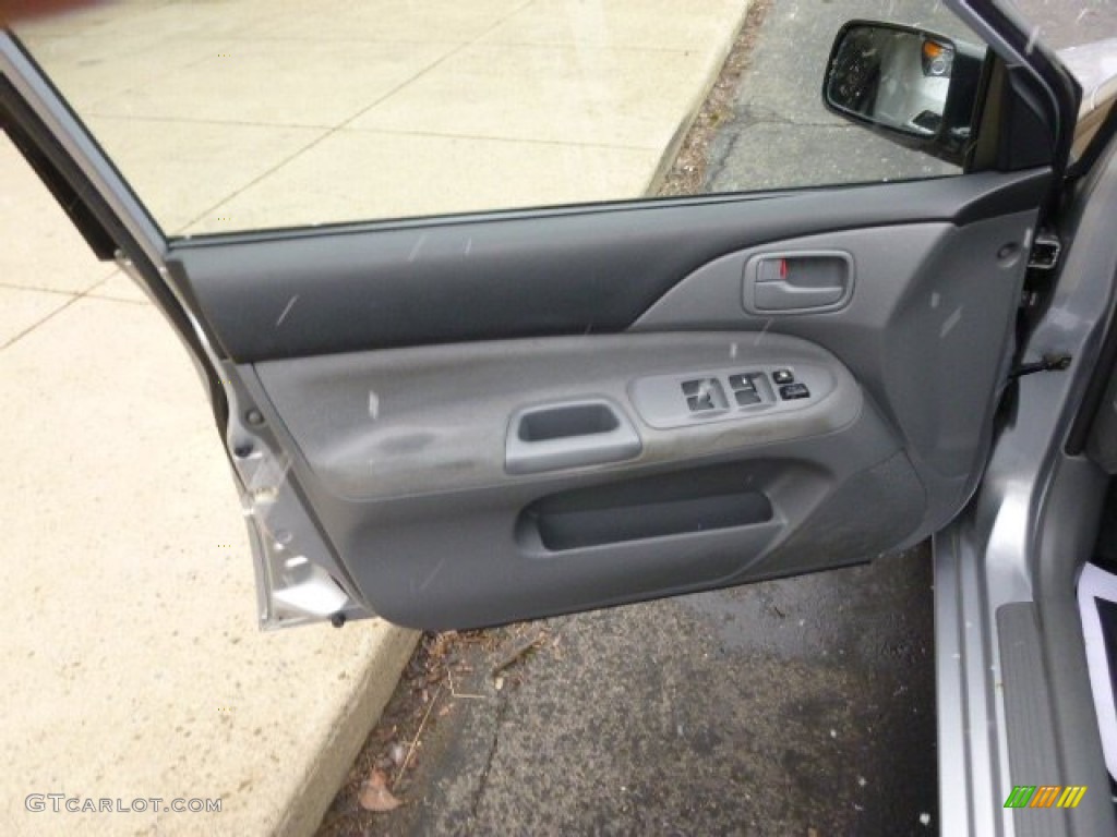 2004 Lancer ES - Cool Silver Metallic / Gray photo #11