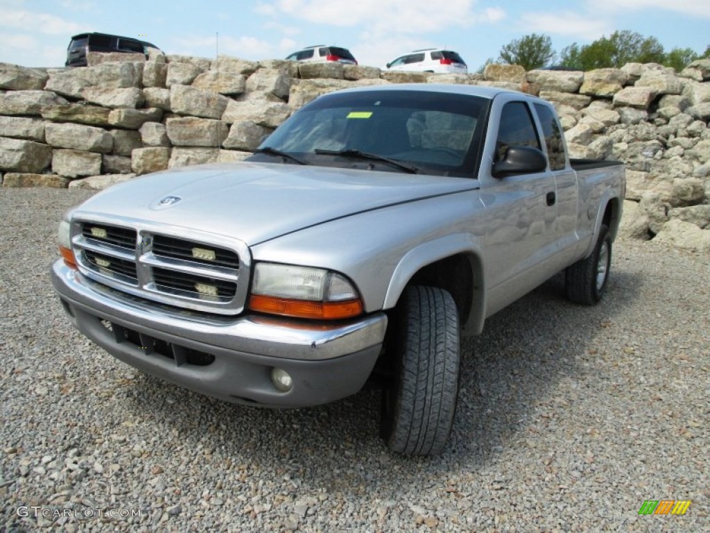 2004 Dakota SLT Club Cab 4x4 - Bright Silver Metallic / Dark Slate Gray photo #2