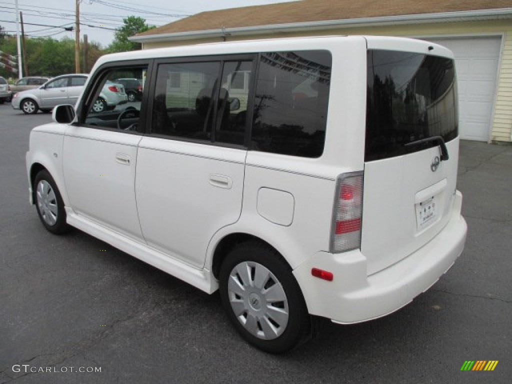 2006 xB  - Polar White / Dark Charcoal photo #4