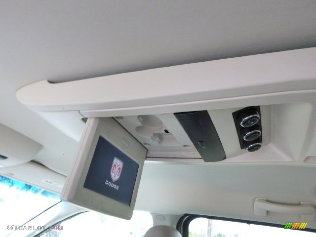 2008 Grand Caravan SXT - Light Sandstone Metallic / Medium Slate Gray/Light Shale photo #13