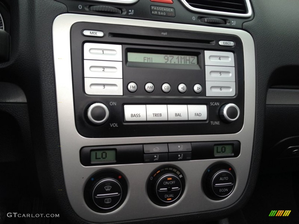 2007 Volkswagen Eos 2.0T Controls Photo #93356648