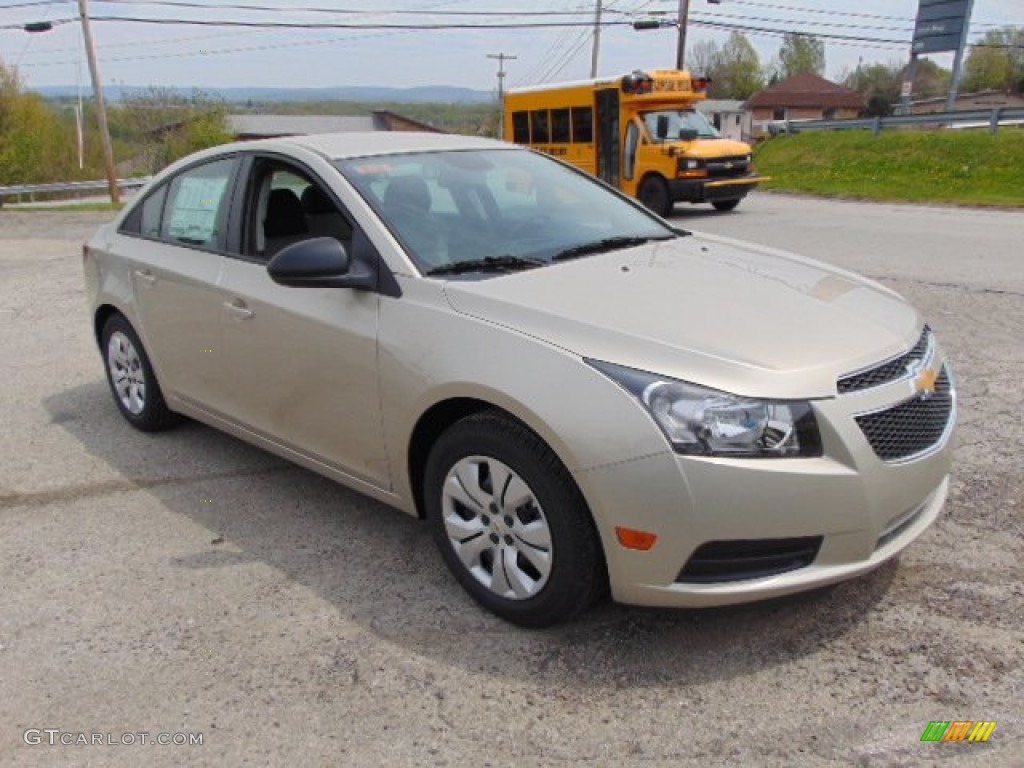 2014 Cruze LS - Champagne Silver Metallic / Jet Black/Medium Titanium photo #4