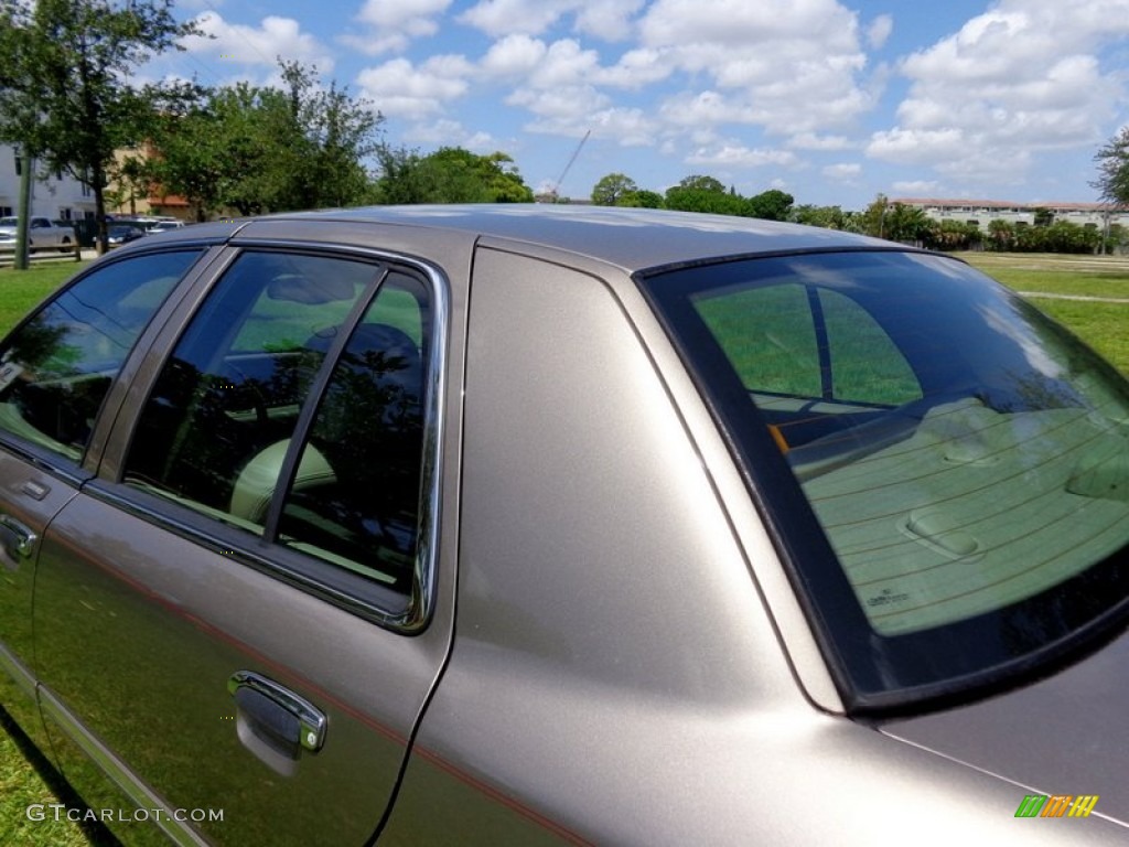 2004 Grand Marquis LS Ultimate Edition - Arizona Beige Metallic / Medium Parchment photo #39