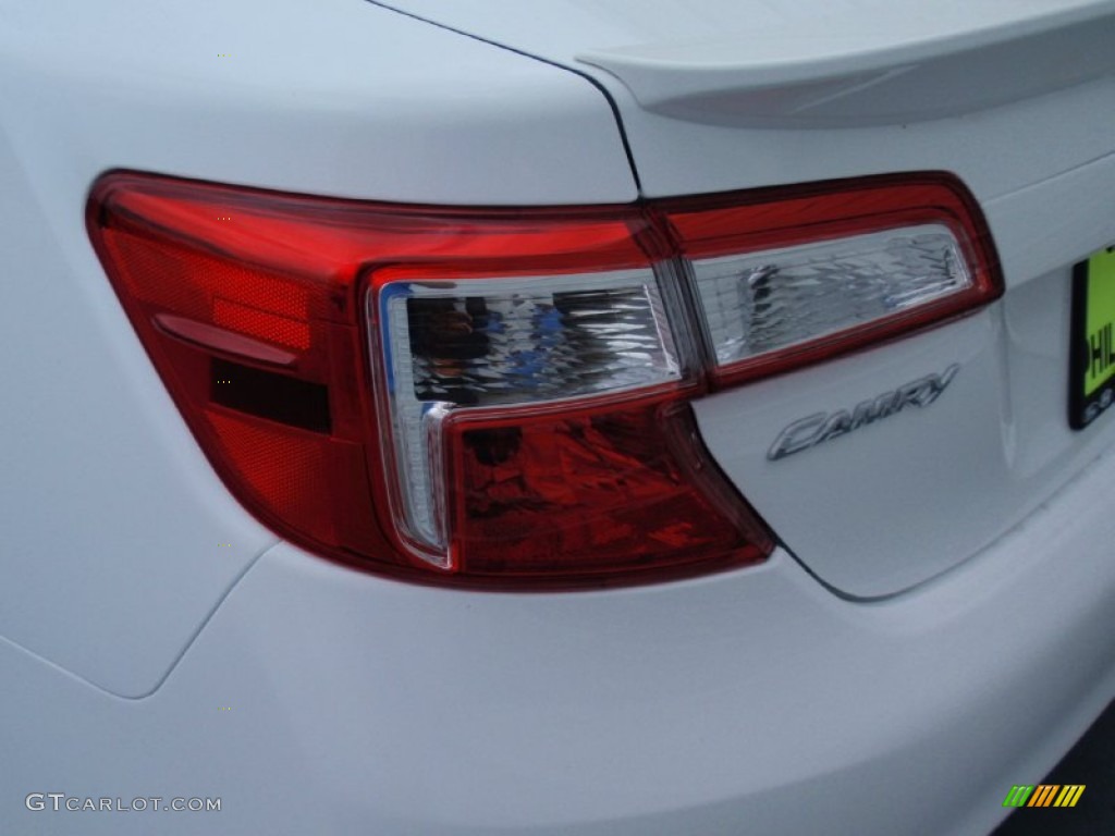 2014 Camry SE - Super White / Black/Ash photo #13