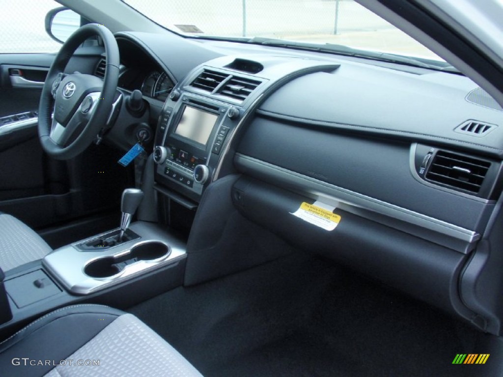 2014 Camry SE - Super White / Black/Ash photo #18