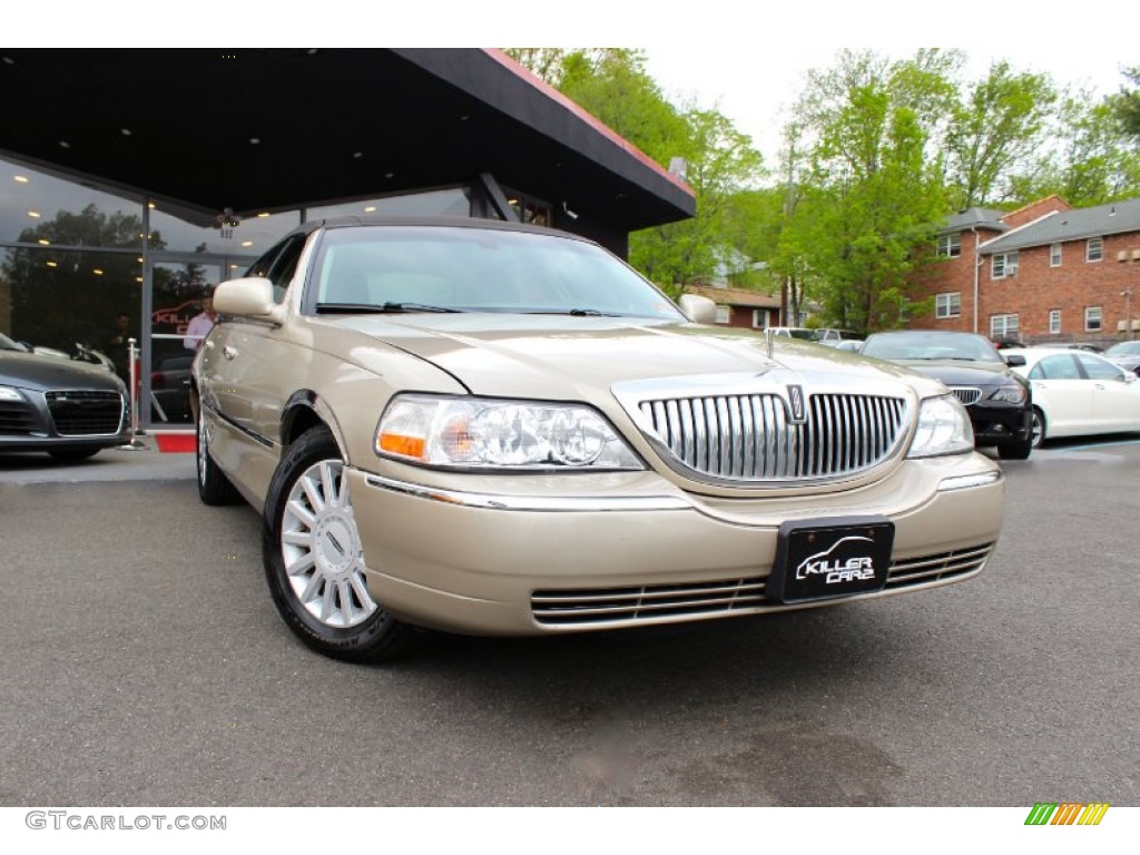2005 Town Car Signature - Light French Silk Clearcoat / Light Parchment/Medium Dark Parchment photo #1