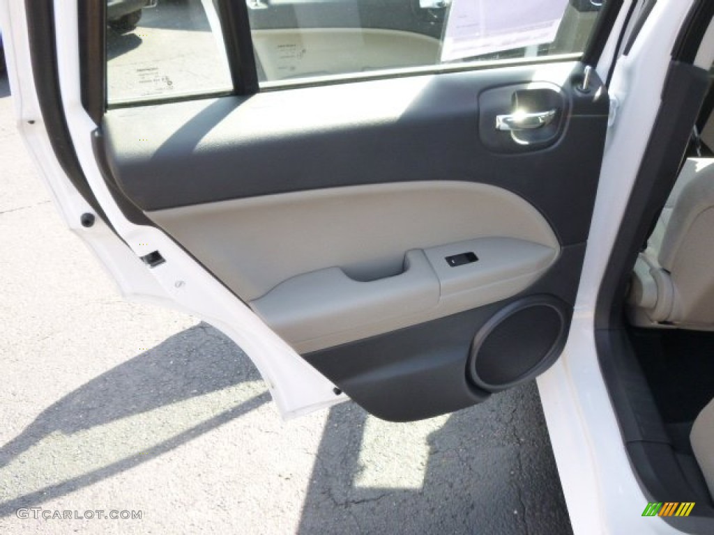 2011 Caliber Mainstreet - Bright White / Dark Slate/Medium Graystone photo #13