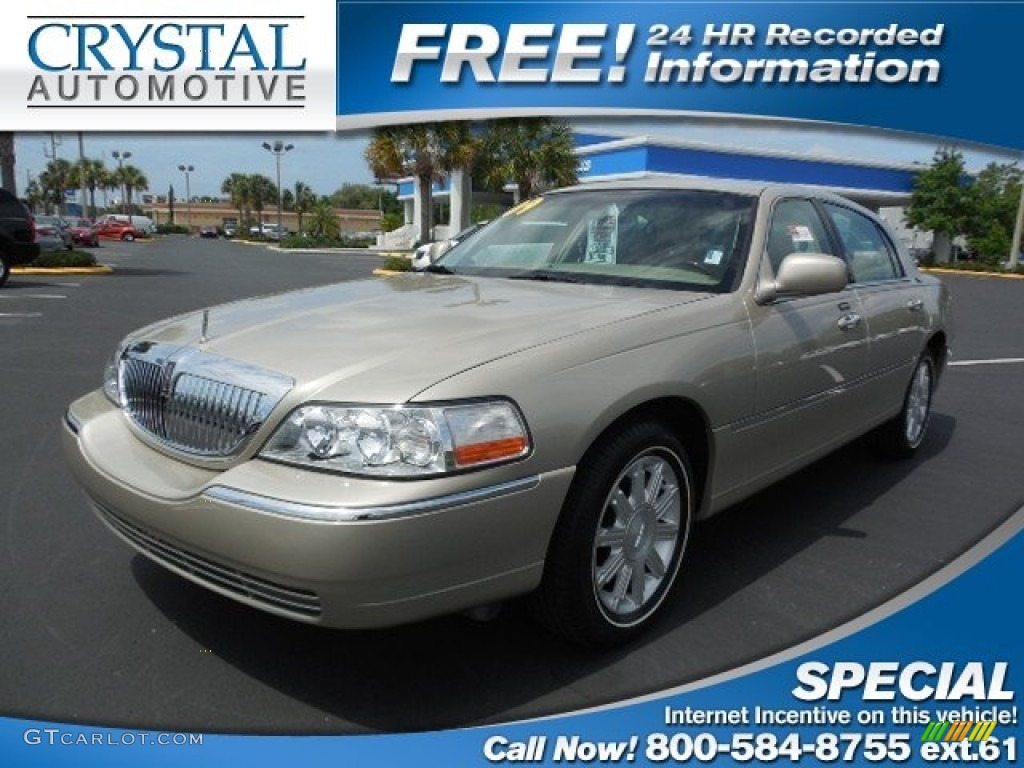 2009 Town Car Signature Limited - Light French Silk Metallic / Light Camel photo #1