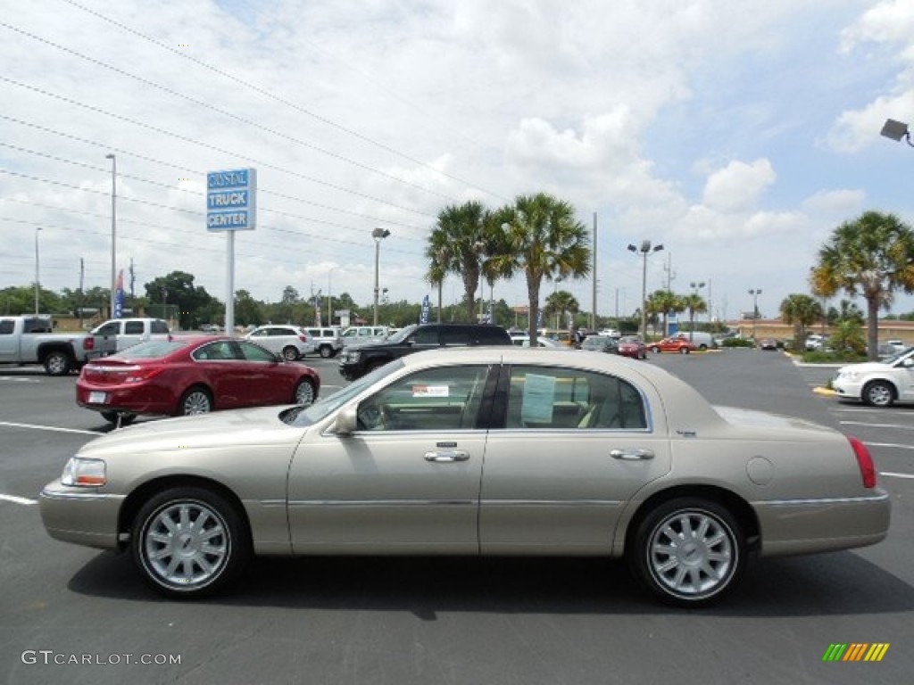 2009 Town Car Signature Limited - Light French Silk Metallic / Light Camel photo #2