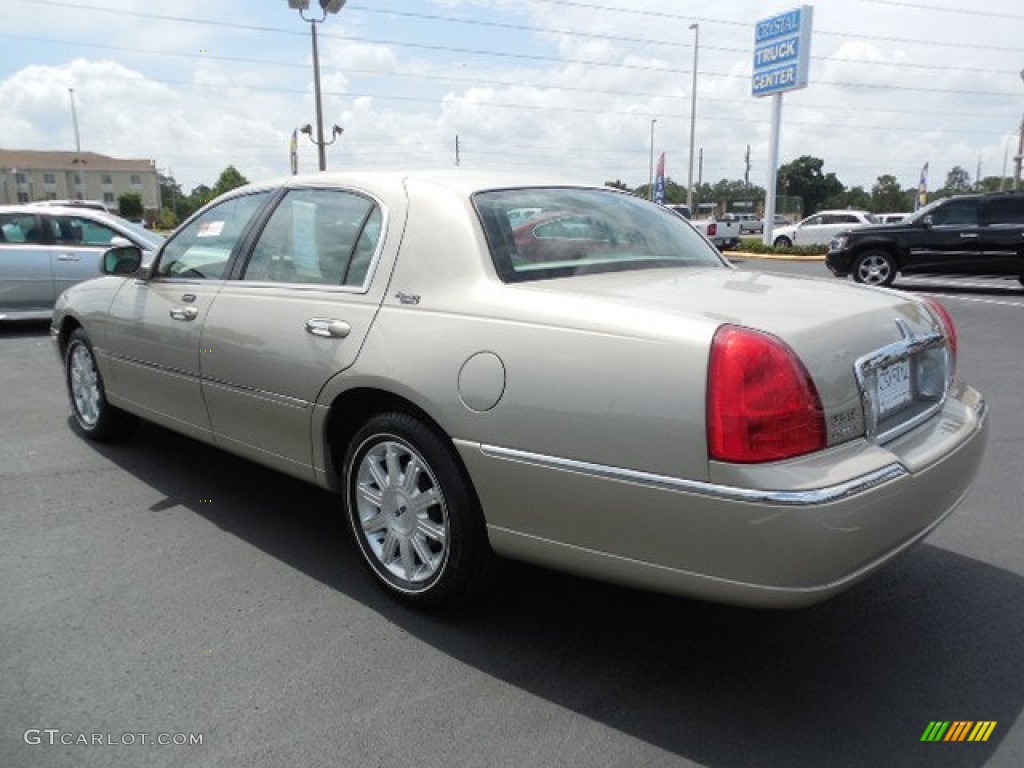 2009 Town Car Signature Limited - Light French Silk Metallic / Light Camel photo #3
