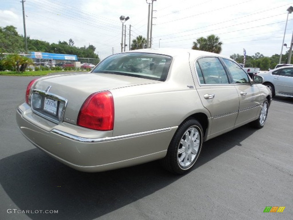 2009 Town Car Signature Limited - Light French Silk Metallic / Light Camel photo #8