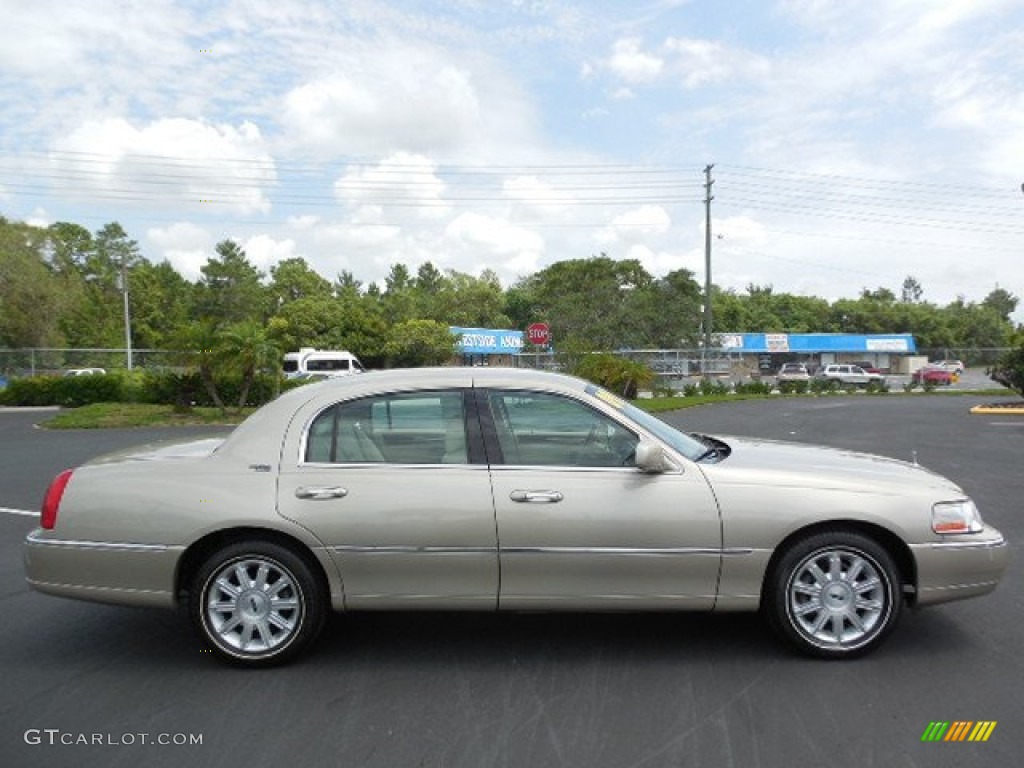 2009 Town Car Signature Limited - Light French Silk Metallic / Light Camel photo #9