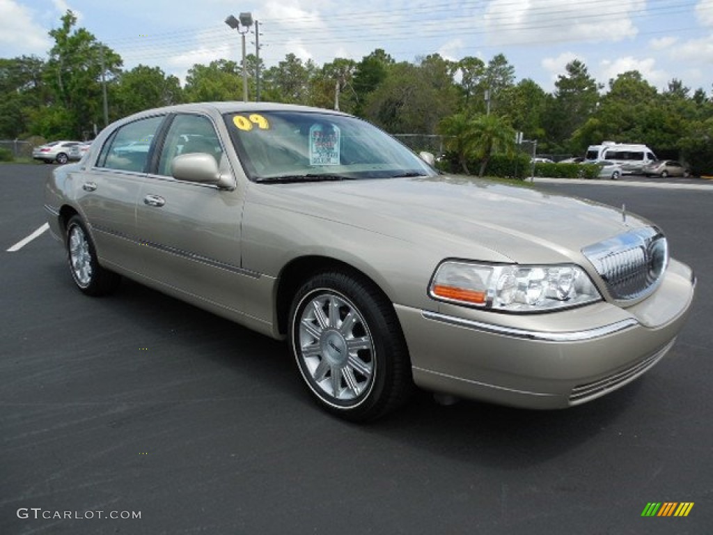 2009 Town Car Signature Limited - Light French Silk Metallic / Light Camel photo #10