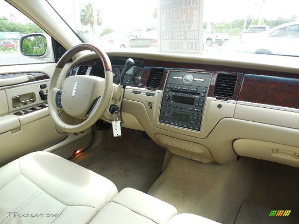 2009 Town Car Signature Limited - Light French Silk Metallic / Light Camel photo #11