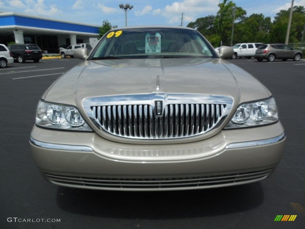 2009 Town Car Signature Limited - Light French Silk Metallic / Light Camel photo #13