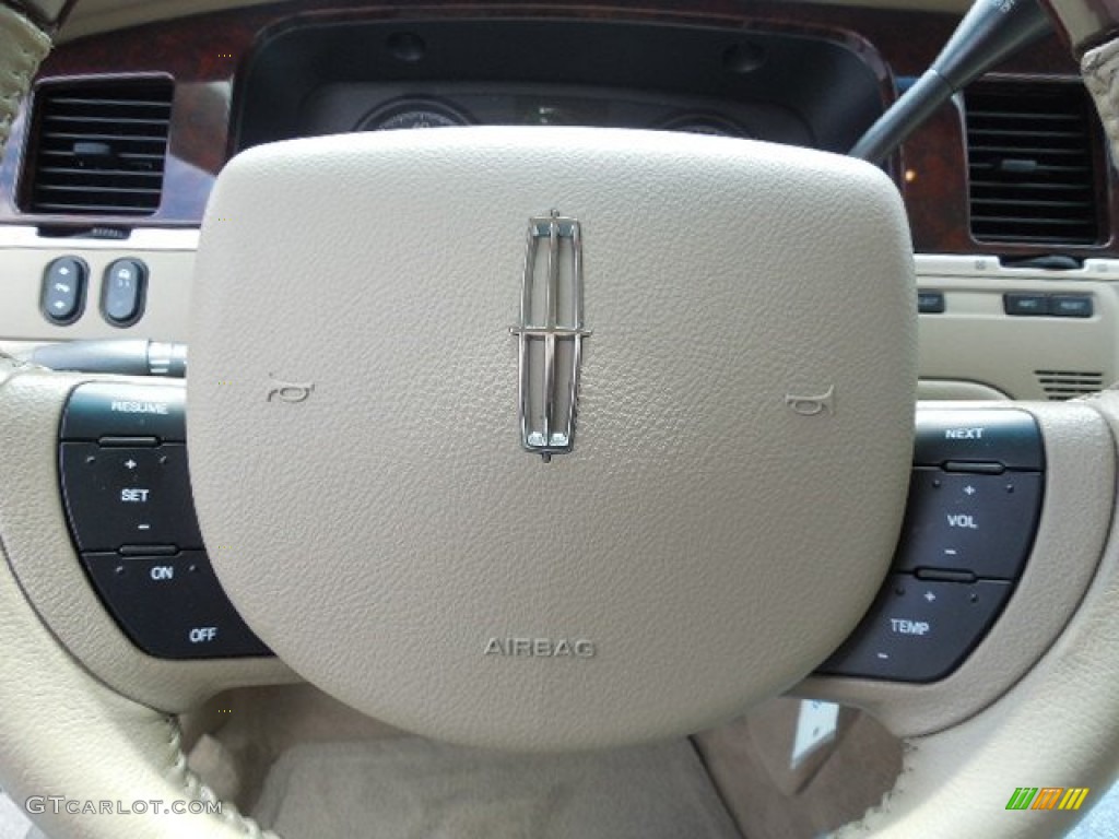 2009 Town Car Signature Limited - Light French Silk Metallic / Light Camel photo #21