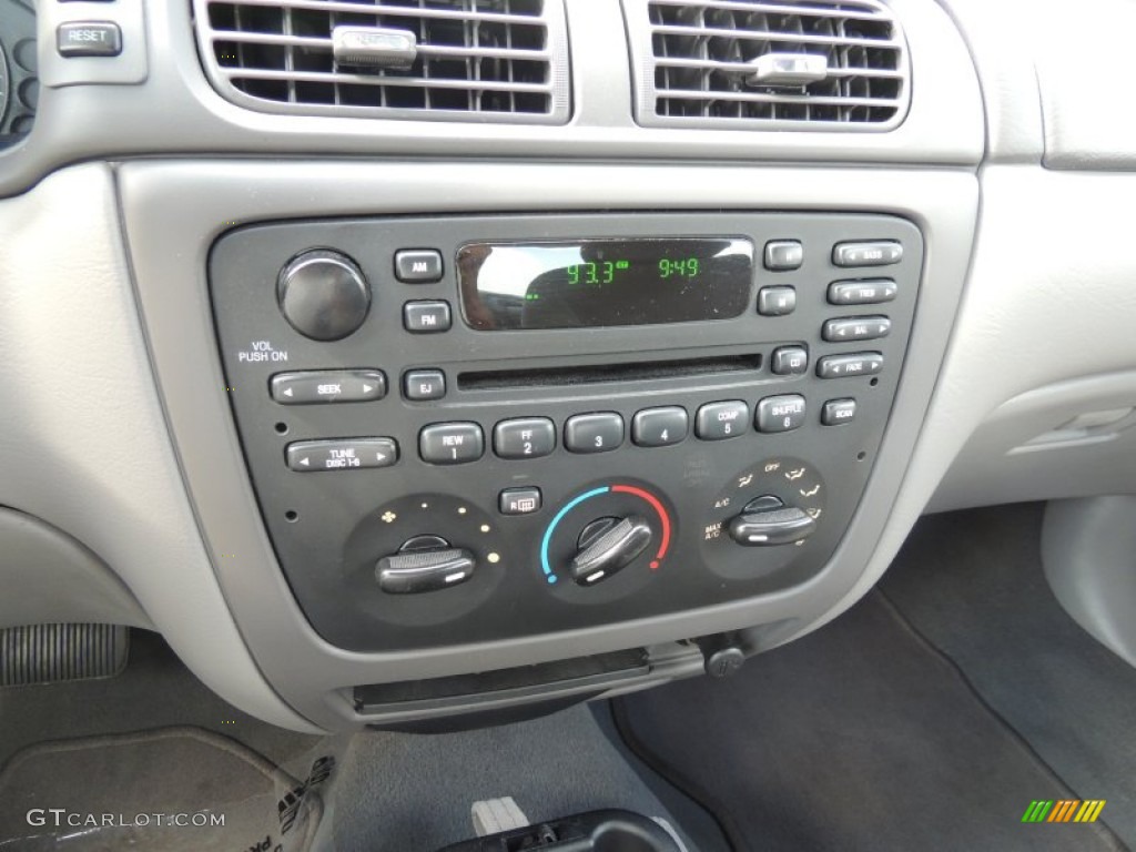 2005 Ford Taurus SE Controls Photos