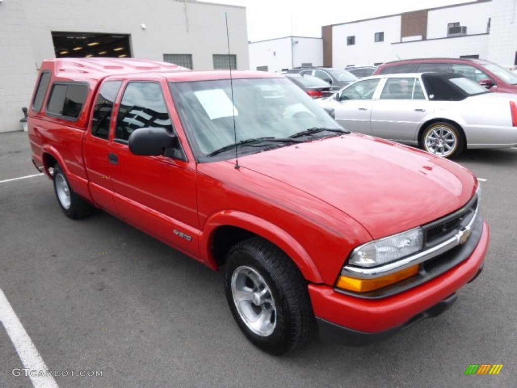 2003 S10 LS Extended Cab - Victory Red / Graphite photo #1