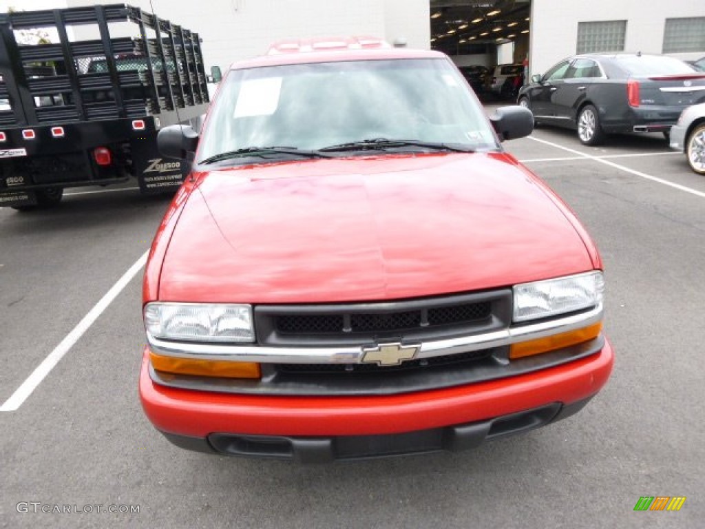 2003 S10 LS Extended Cab - Victory Red / Graphite photo #2