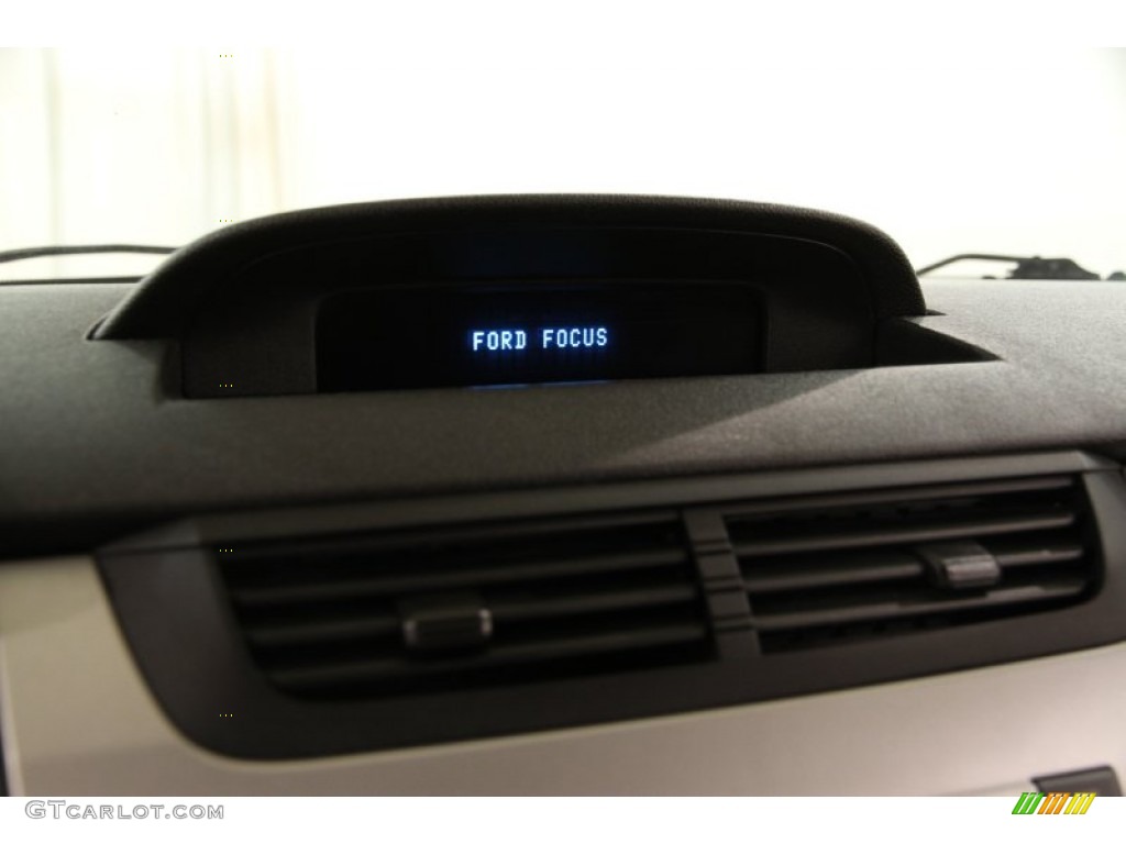 2010 Focus SE Sedan - Natural Neutral Metallic / Charcoal Black photo #8