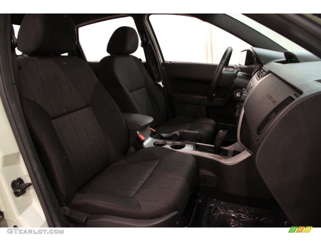 2010 Focus SE Sedan - Natural Neutral Metallic / Charcoal Black photo #12