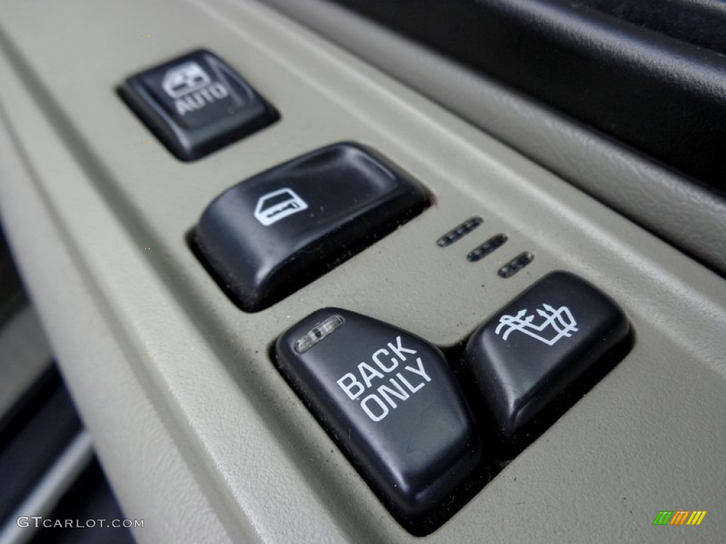 2004 GMC Envoy SLT 4x4 Controls Photo #93537592