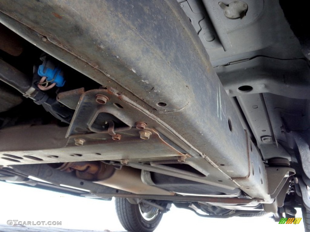 2004 GMC Envoy SLT 4x4 Undercarriage Photos