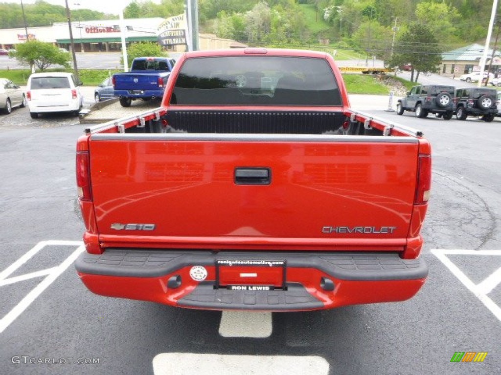 2003 S10 LS Crew Cab 4x4 - Victory Red / Graphite photo #4