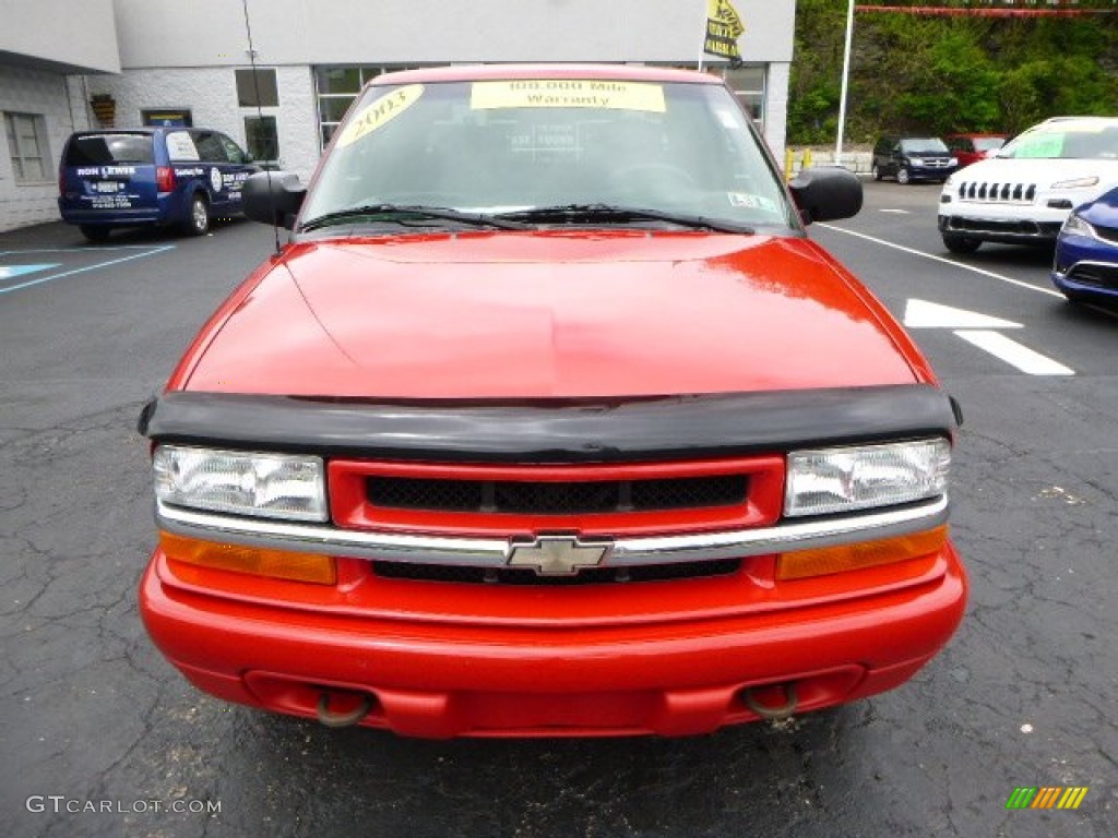 2003 S10 LS Crew Cab 4x4 - Victory Red / Graphite photo #8