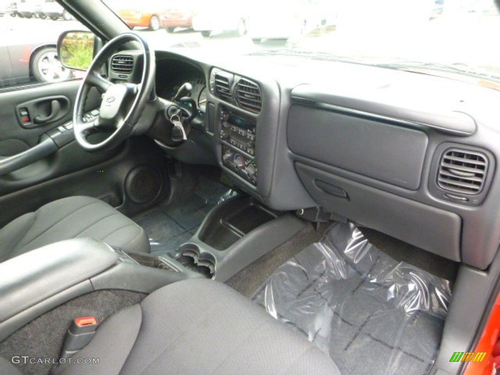 2003 S10 LS Crew Cab 4x4 - Victory Red / Graphite photo #12