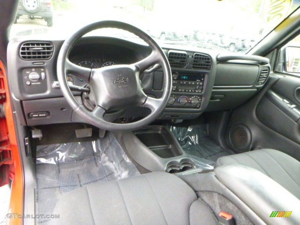 2003 S10 LS Crew Cab 4x4 - Victory Red / Graphite photo #17