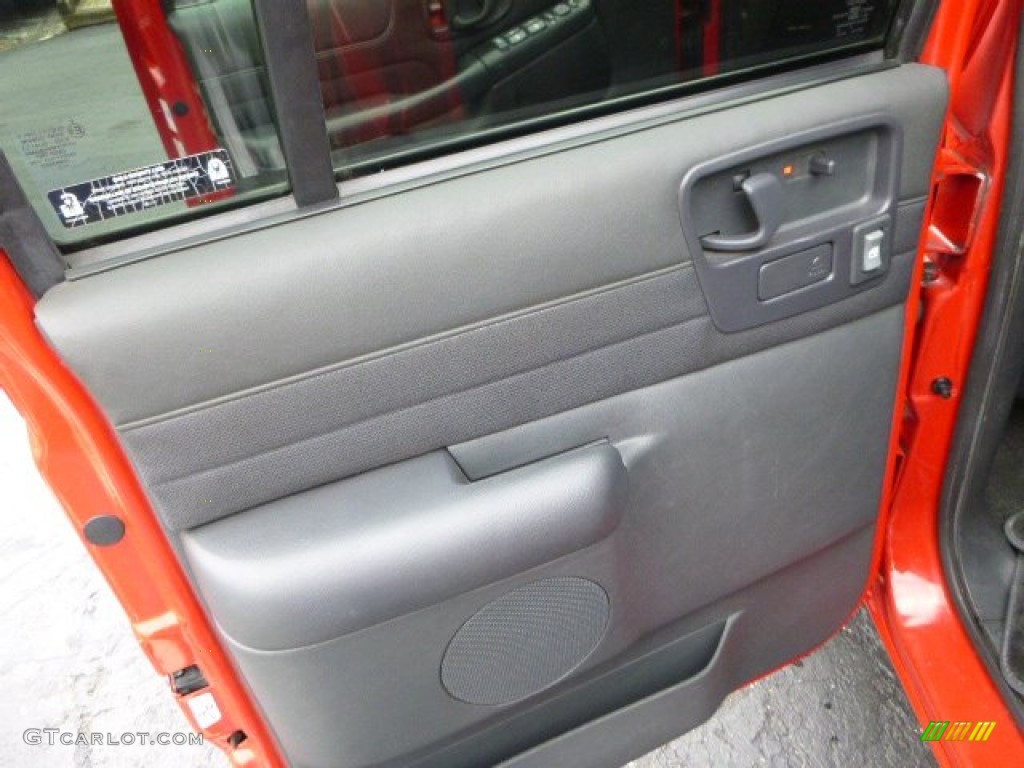 2003 S10 LS Crew Cab 4x4 - Victory Red / Graphite photo #18