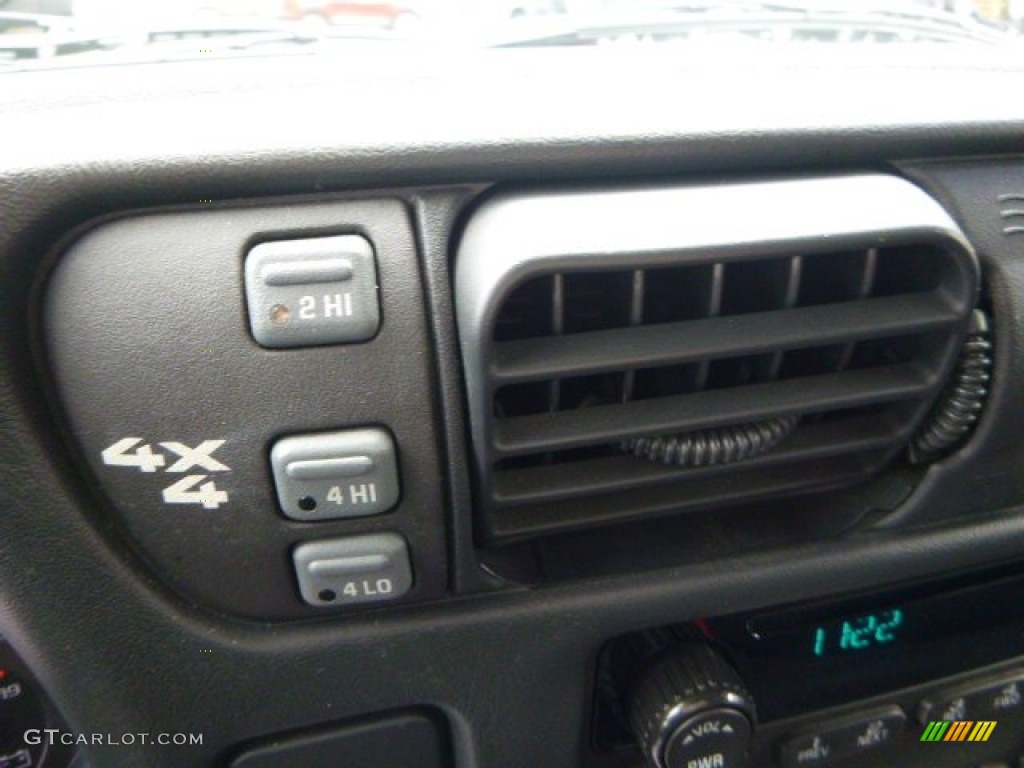 2003 S10 LS Crew Cab 4x4 - Victory Red / Graphite photo #21