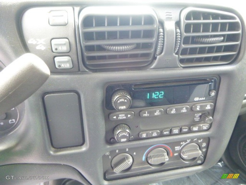 2003 S10 LS Crew Cab 4x4 - Victory Red / Graphite photo #22