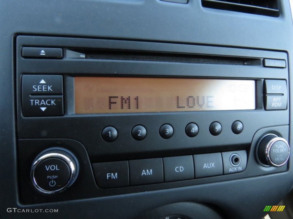 2014 Nissan Versa Note SV Audio System Photos