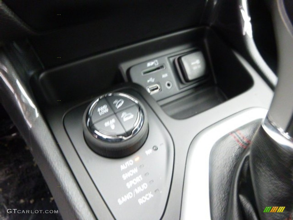 2014 Jeep Cherokee Trailhawk 4x4 Controls Photo #93617878
