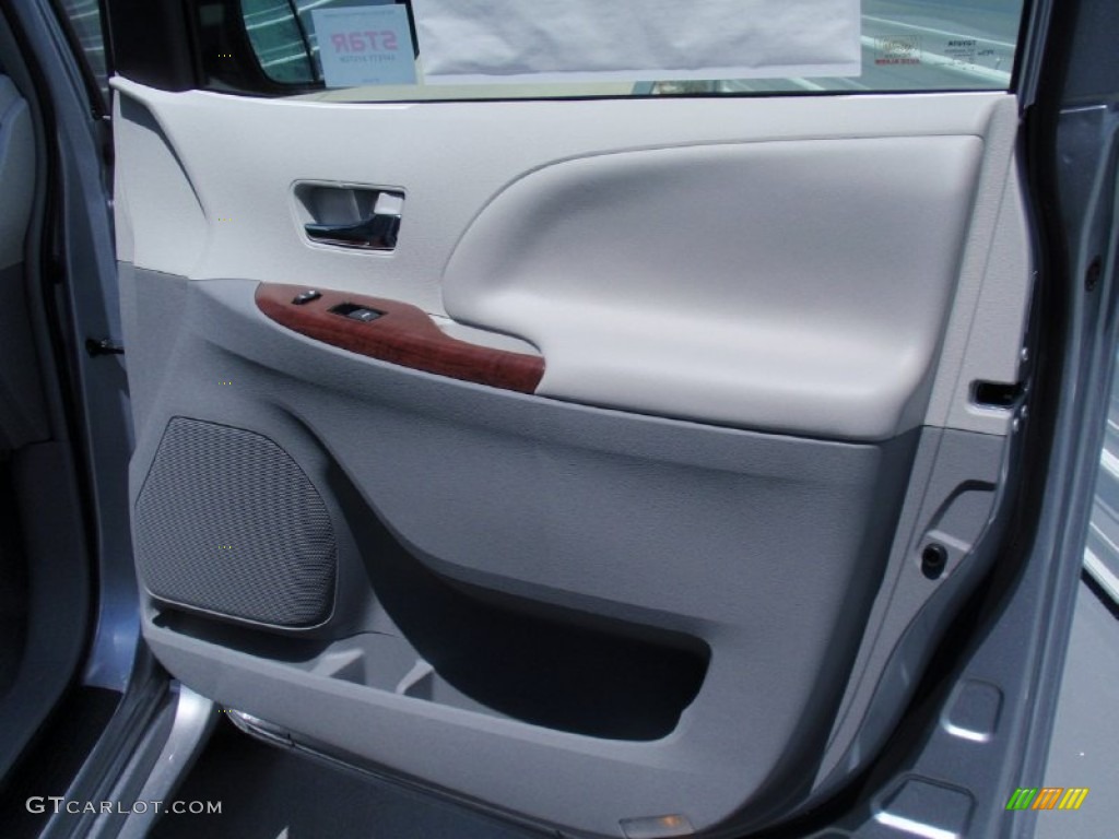 2014 Sienna XLE - Silver Sky Metallic / Light Gray photo #17