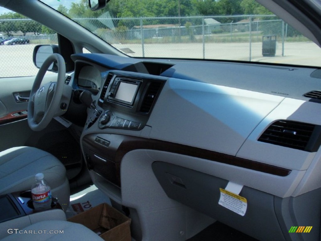 2014 Sienna XLE - Silver Sky Metallic / Light Gray photo #18
