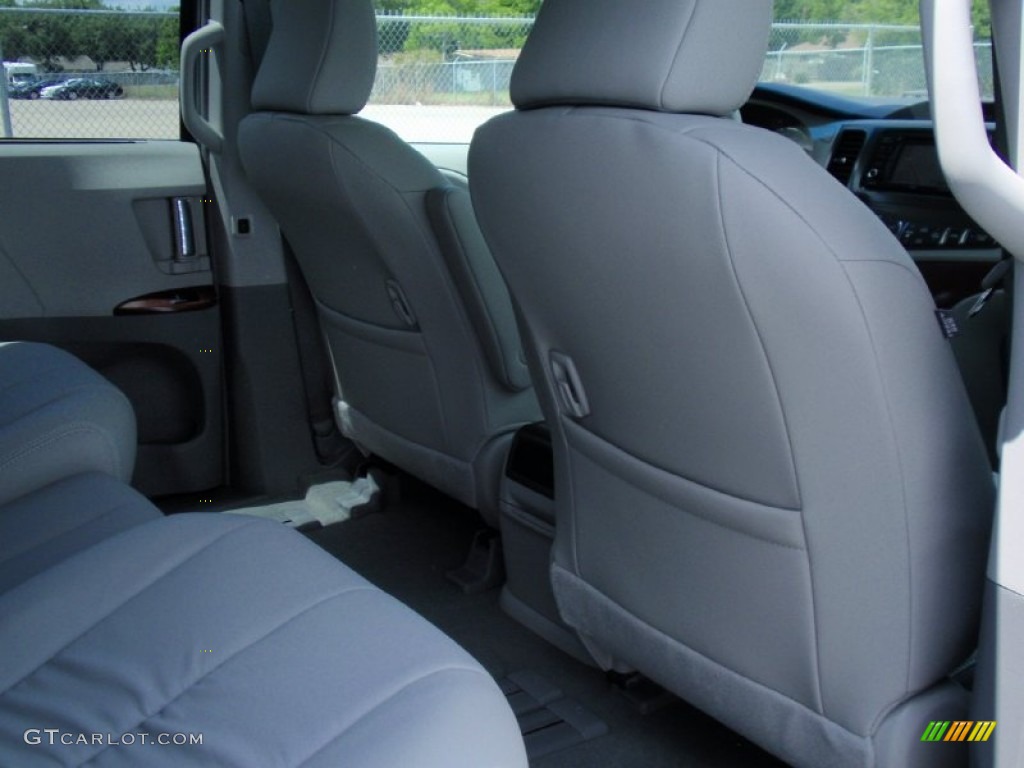 2014 Sienna XLE - Silver Sky Metallic / Light Gray photo #20