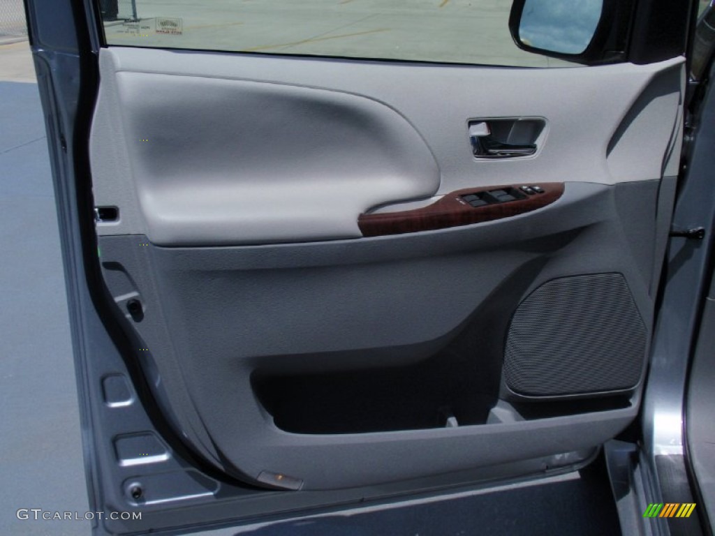 2014 Sienna XLE - Silver Sky Metallic / Light Gray photo #26