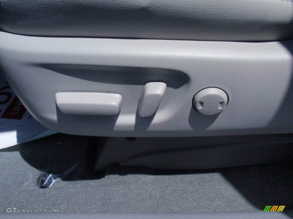 2014 Sienna XLE - Silver Sky Metallic / Light Gray photo #30