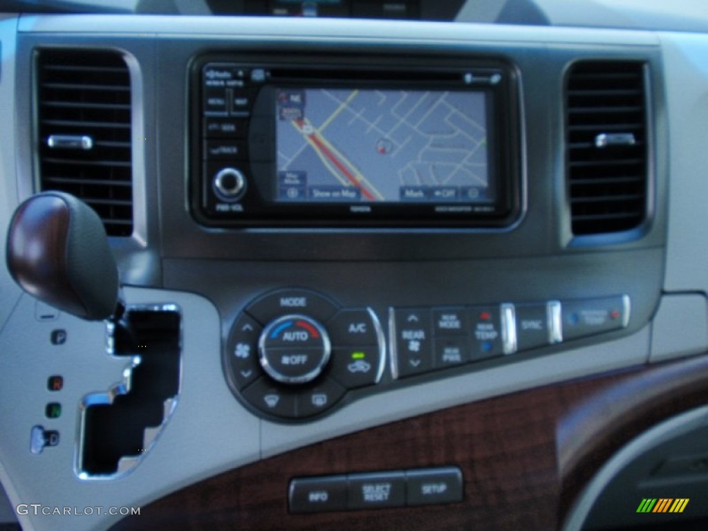 2014 Sienna XLE - Silver Sky Metallic / Light Gray photo #32